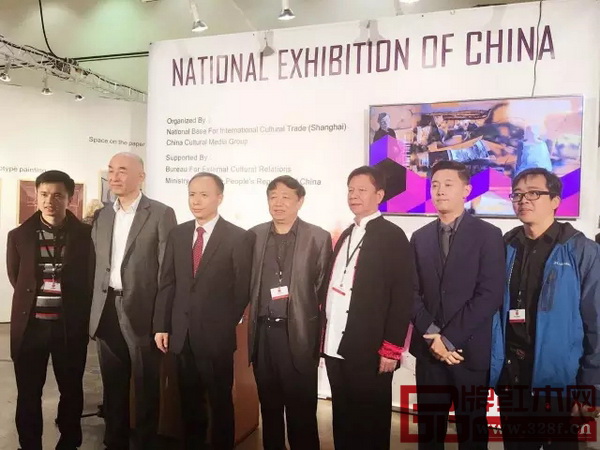 全國工商聯(lián)執(zhí)委、全聯(lián)民間文物藝術(shù)品商會會長、全聯(lián)藝術(shù)紅木家具專委會會長宋建文(左四),中國文化傳媒集團(tuán)副董事長宋合意(左三)、全聯(lián)藝術(shù)紅木家具專委會執(zhí)行會長、弘木傳媒CEO林偉華(左一)與中國傳統(tǒng)工藝大師邵湘文(左二)、陳國壽(右三)在中國國家展展廳合影留念 全國工商聯(lián)執(zhí)委、全聯(lián)民間文物藝術(shù)品商會會長、全聯(lián)藝術(shù)紅木家具專委會會長宋建文(左四),中國文化傳媒集團(tuán)副董事長宋合意(左三)、全聯(lián)藝術(shù)紅木家具專委會執(zhí)行會長、弘木傳媒CEO林偉華(左一)與中國傳統(tǒng)工藝大師邵湘文(左二)、陳國壽(右三)在中國國家展展廳合影留念