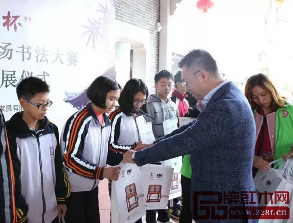 國壽紅木副董事長陳淦凡向中學組金銀銅獲獎者頒發(fā)證書和紀念品