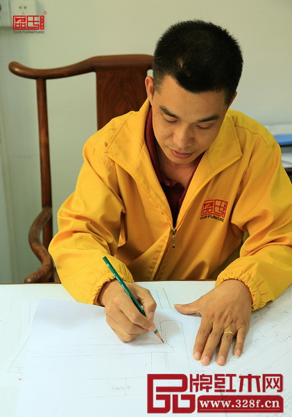 區氏臻品廠長區根榮手繪生產細節圖