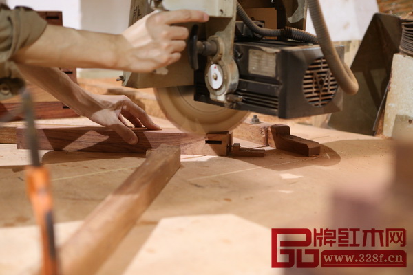 《國壽椅》制作流程——打榫鑿眼