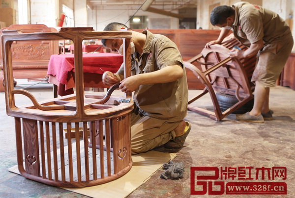 《國壽椅》制作流程——反復刮磨
