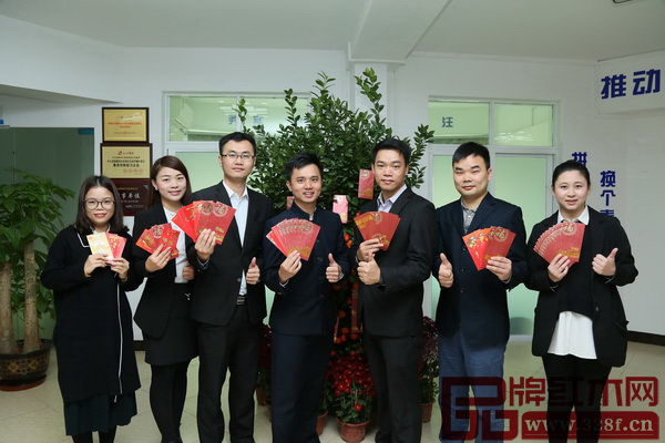 弘木傳媒CEO林偉華(左四)攜各部門(mén)負(fù)責(zé)人恭祝全國(guó)紅木家具企業(yè)開(kāi)年大吉,并持續(xù)打造強(qiáng)有力的團(tuán)隊(duì) 弘木傳媒CEO林偉華(左四)攜各部門(mén)負(fù)責(zé)人恭祝全國(guó)紅木家具企業(yè)開(kāi)年大吉,并持續(xù)打造強(qiáng)有力的團(tuán)隊(duì)