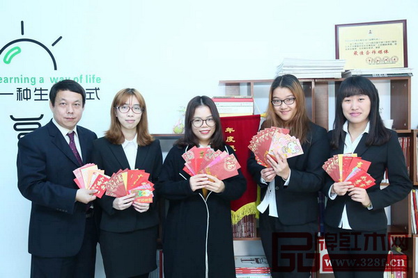 弘木傳媒編輯部全體員工恭祝全國(guó)紅木家具企業(yè)財(cái)運(yùn)亨通,2017年繼續(xù)做更專業(yè)的媒體報(bào)道 弘木傳媒編輯部全體員工恭祝全國(guó)紅木家具企業(yè)財(cái)運(yùn)亨通,2017年繼續(xù)做更專業(yè)的媒體報(bào)道