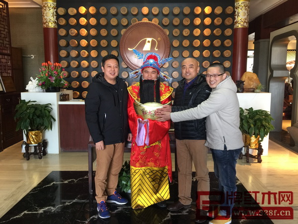 財神爺帶財運到明堂紅木 財神爺帶財運到明堂紅木