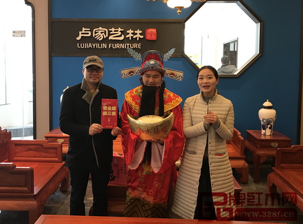 財神爺把財氣帶到盧家藝林 財神爺把財氣帶到盧家藝林