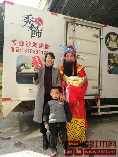 財神爺把財氣送到秀飾坊 財神爺把財氣送到秀飾坊