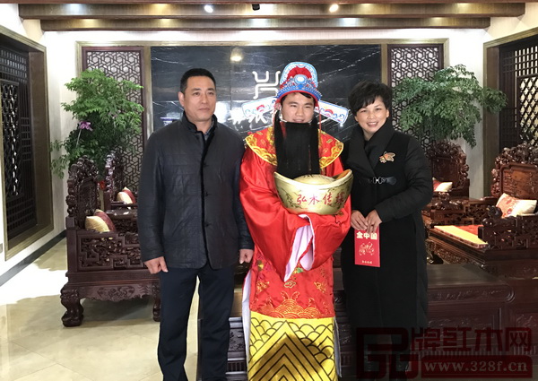 財神爺送福到興成紅木 財神爺送福到興成紅木