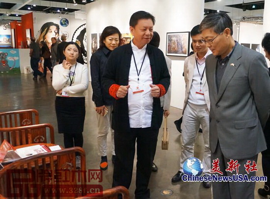美新社關于中國駐洛杉磯總領館總領事劉健(前排右)參觀國壽椅的報道截圖 美新社關于中國駐洛杉磯總領館總領事劉?。ㄇ芭庞遥﹨⒂^國壽椅的報道截圖