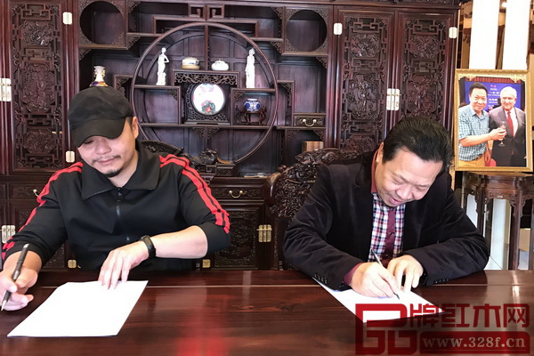 紅寶軒董事長曹兆庭(右)與頂級品牌策劃專家楊觀成簽署合作協議書 紅寶軒董事長曹兆庭(右)與頂級品牌策劃專家楊觀成簽署合作協議書