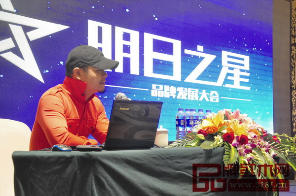 頂級(jí)品牌策劃專(zhuān)家楊觀成擔(dān)任“2016明日之星·品牌發(fā)展大會(huì)”主講老師 頂級(jí)品牌策劃專(zhuān)家楊觀成擔(dān)任“2016明日之星·品牌發(fā)展大會(huì)”主講老師