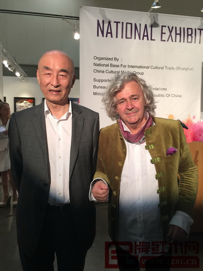 中國傳統工藝大師、泰和園董事長邵湘文與美國藝術圈的名流及好萊塢明星合影留念