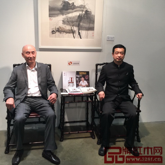 中國駐洛杉磯總領館文化參贊古今(右)試坐竹節椅并與中國傳統工藝大師、泰和園董事長邵湘文合影留念 中國駐洛杉磯總領館文化參贊古今(右)試坐竹節椅并與中國傳統工藝大師、泰和園董事長邵湘文合影留念