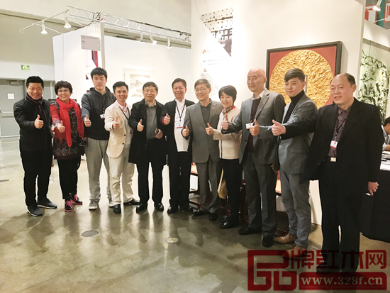 中國傳統工藝大師陳國壽（左六）與中國駐洛杉磯總領館總領事劉健（右五）、中國駐多倫多總領事成員（右四）、全國工商聯執委宋建文（左五）、全聯藝術紅木家具專委會執行會長林偉華（左四）在中國國家展展廳合影留念并一起為中國紅木家具點贊