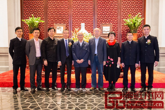 永華紅木董事長陳達強(左四)與中國高等教育家具設計專業創始人胡景初(中),中國紅木家具技術專家曹新民(右四),華南農業大學研究生導師郭瓊(右三),全聯藝術紅木家具專委會執行會長、弘木傳媒CEO林偉華(左二)等領導嘉賓在永華紅木藝術館合影留念 永華紅木董事長陳達強(左四)與中國高等教育家具設計專業創始人胡景初(中),中國紅木家具技術專家曹新民(右四),華南農業大學研究生導師郭瓊(右三),全聯藝術紅木家具專委會執行會長、弘木傳媒CEO林偉華(左二)等領導嘉賓在永華紅木藝術館合影留念