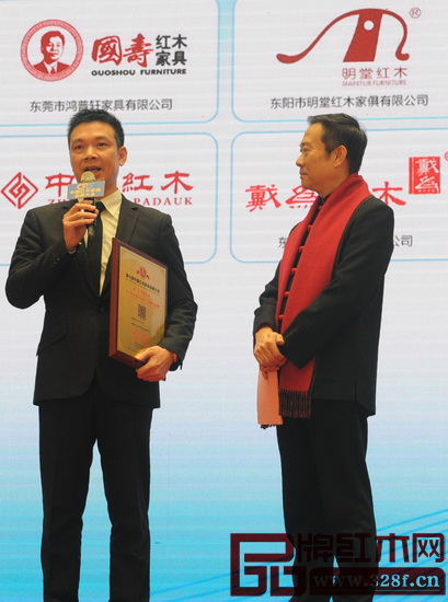 永華紅木副總經理邱志坤(左)在品牌大會現場代表企業接受央視主持人趙保樂的采訪 永華紅木副總經理邱志坤(左)在品牌大會現場代表企業接受央視主持人趙保樂的采訪