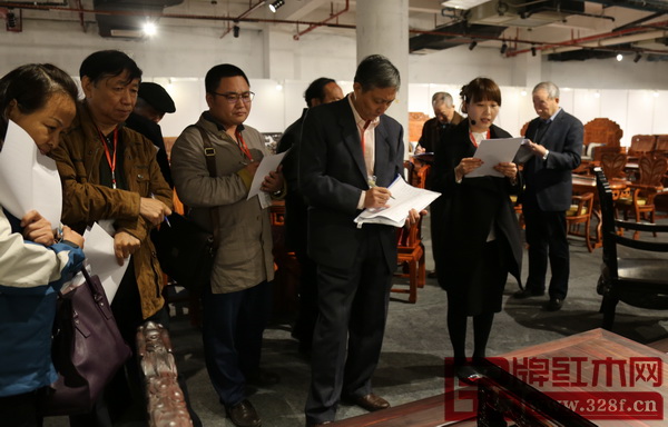 2016年中國紅木家具精品評選現場，專家團進行現場打分
