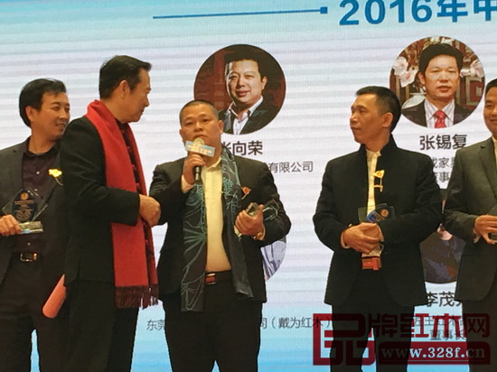 匠王紅木董事長李茂先獲稱“2016中國紅木家具十大風云企業家”之后,接受央視著名主持人趙保樂采訪 匠王紅木董事長李茂先獲稱“2016中國紅木家具十大風云企業家”之后,接受央視著名主持人趙保樂采訪