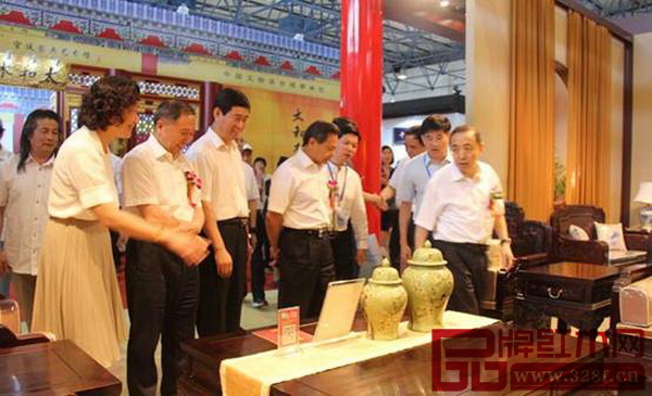 “第六屆中國國際輕工消費品展覽會”期間,各級行業領導、名家紛紛參觀東成紅木展廳 “第六屆中國國際輕工消費品展覽會”期間,各級行業領導、名家紛紛參觀東成紅木展廳