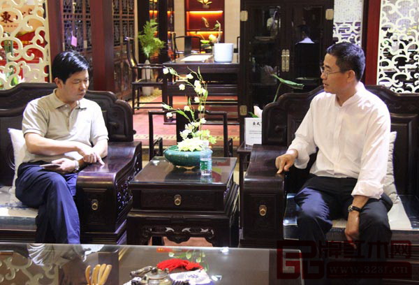 廣東省家具協會會長王克(右)參觀調研東成紅木,并于董事長張錫復交流工作 廣東省家具協會會長王克(右)參觀調研東成紅木,并于董事長張錫復交流工作