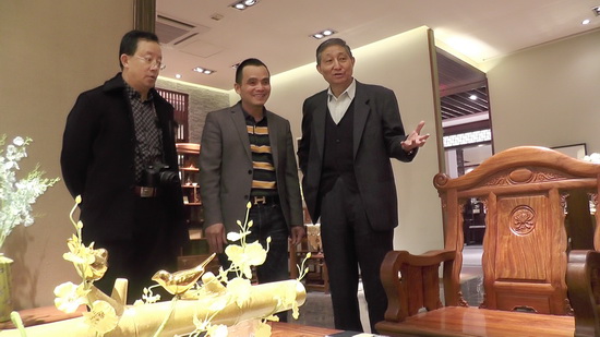 原故宮博物院文保科技部主任曹靜樓（右）華南農業大學博士生導師李凱夫（左）與雅仕軒董事長陳君（中）交流香頌沙發的造型及工藝特點