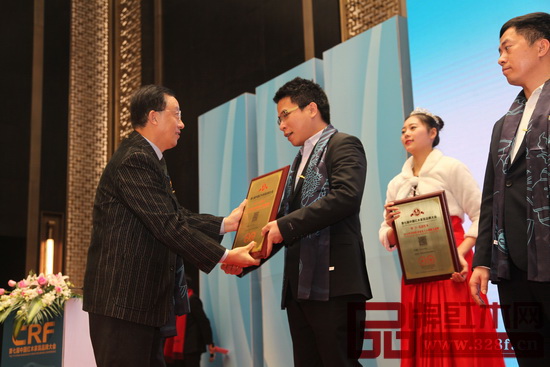 華南農業大學博士生導師李凱夫為孔連紅木頒獎，總經理李子雄（左二）上臺領獎
