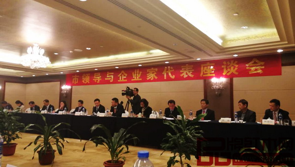 中山市市委書記陳如桂，市長焦蘭生，廣東省委統(tǒng)戰(zhàn)部副部長、省工商聯(lián)黨組書記郭漢毅等領(lǐng)導(dǎo)與企業(yè)家開展了企業(yè)家座談會
