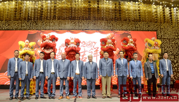 商會領導與晚會開場雄獅合影,預示2017年中山市家具商會生意興隆 商會領導與晚會開場雄獅合影,預示2017年中山市家具商會生意興隆
