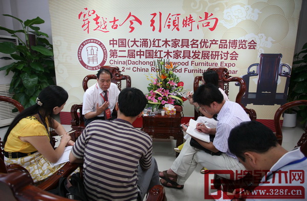 中山市紅木家具行業(yè)協(xié)會、鴻發(fā)家具董事長蕭照興在第二屆中國紅木家具發(fā)展研討會上接受記者采訪