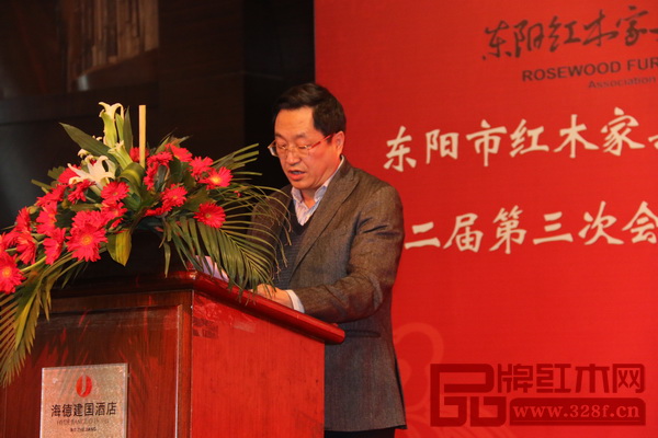 東陽市紅木家具行業(yè)協(xié)會(huì)會(huì)長李黎明 東陽市紅木家具行業(yè)協(xié)會(huì)會(huì)長李黎明