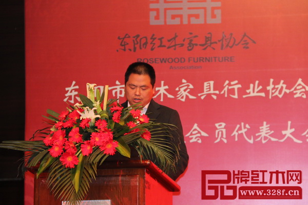東陽市紅木家具行業(yè)協(xié)會(huì)常務(wù)副會(huì)長李忠信 東陽市紅木家具行業(yè)協(xié)會(huì)常務(wù)副會(huì)長李忠信