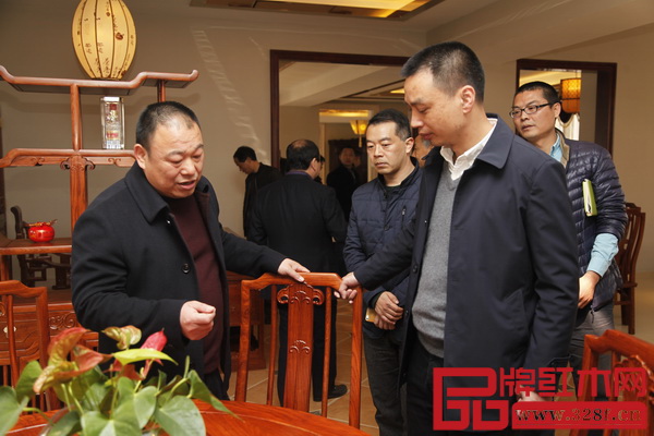 東陽(yáng)市副市長(zhǎng)蔣震雷詢問(wèn)萬(wàn)家宜關(guān)于好家具的“四不主張” 東陽(yáng)市副市長(zhǎng)蔣震雷詢問(wèn)萬(wàn)家宜關(guān)于好家具的“四不主張”