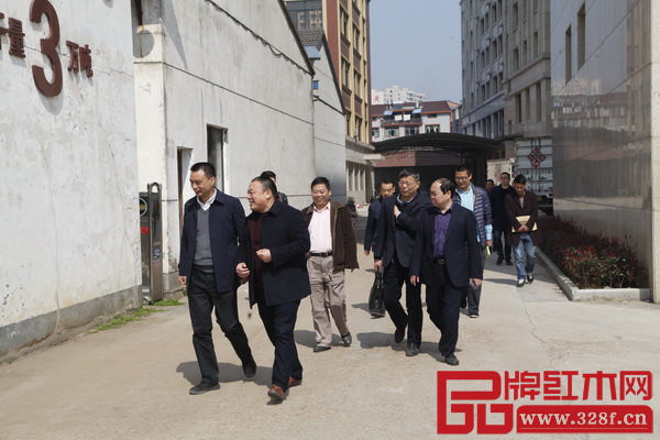 蔣副市長(zhǎng)一行參觀萬(wàn)家宜工廠 蔣副市長(zhǎng)一行參觀萬(wàn)家宜工廠