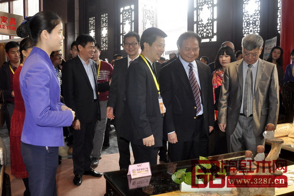 原廣東省常委副省長湯炳權(右二)、中山市人大副主任馮煜榮(右一)參觀東成紅木位于紅博城四層B02的展廳 原廣東省常委副省長湯炳權(右二)、中山市人大副主任馮煜榮(右一)參觀東成紅木位于紅博城四層B02的展廳