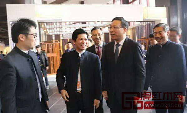 中山市委書記陳如桂(右二)、大涌鎮黨委書記郭叢樞(右三)蒞臨東成紅木展館參觀指導 中山市委書記陳如桂(右二)、大涌鎮黨委書記郭叢樞(右三)蒞臨東成紅木展館參觀指導