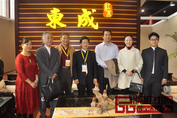 中國林產工業協會執行會長王滿(右三)、中國家具協會副秘書長屠祺(右二)、原故宮博物院文保科技部主任曹靜樓(左三)、中國紅木文化研究院院長濮安國(左二)蒞臨東成紅木展館參觀指導 中國林產工業協會執行會長王滿(右三)、中國家具協會副秘書長屠祺(右二)、原故宮博物院文保科技部主任曹靜樓(左三)、中國紅木文化研究院院長濮安國(左二)蒞臨東成紅木展館參觀指導