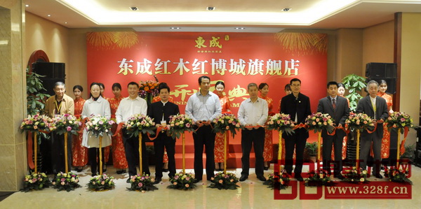中國林產業工業協會執行會長王滿(左五),廣東省林廳副廳長楊勝強(右四)、國家林業局直屬機關工會聯合會主席蔣周明(左三),廣東省家具協會會長王克(右三),中國家具協會副秘書長屠祺(左二),中山市大涌鎮黨委副書記、鎮長賀修虎(右二),原故宮博物院文保科技部主任曹靜樓(左一),中國紅木文化研究院院長濮安國(右一),以及東成紅木董事長張錫復共同為東成紅木紅博城旗艦店開業剪彩,共同見證東成紅木新征程的開始 中國林產業工業協會執行會長王滿(左五),廣東省林廳副廳長楊勝強(右四)、國家林業局直屬機關工會聯合會主席蔣周明(左三),廣東省家具協會會長王克(右三),中國家具協會副秘書長屠祺(左二),中山市大涌鎮黨委副書記、鎮長賀修虎(右二),原故宮博物院文保科技部主任曹靜樓(左一),中國紅木文化研究院院長濮安國(右一),以及東成紅木董事長張錫復共同為東成紅木紅博城旗艦店開業剪彩,共同見證東成紅木新征程的開始