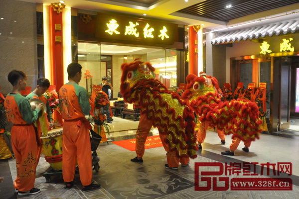 精彩的舞獅表演為東成紅木紅博城旗艦店開業助慶 精彩的舞獅表演為東成紅木紅博城旗艦店開業助慶
