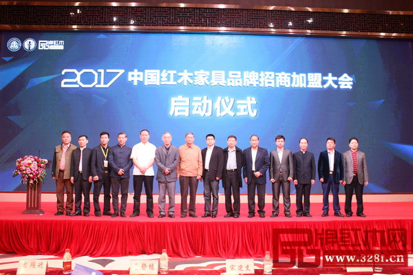 全國工商聯執委、全聯民間文物藝術品商會會長、全聯藝術紅木家具專委會會長宋建文(右六),中山市大涌鎮鎮長賀修虎(右七),全聯民間文物藝術品商會副會長、原故宮博物院文保科技部主任曹靜樓(左七),中國紅木家具文化研究院院長濮安國(左六),中山市紅木家具行業協會會長、鴻發家具董事長蕭照興(右五),中山市紅木家具行業協會執行會長、紅博城董事長林孟禮(左四),全聯藝術紅木家具專委會主席、西安紅木雅居閣總裁石立峰(左五),全聯藝術紅木家具專委會執行會長、弘木傳媒CEO林偉華(右四)中山市原政協秘書長、中山寶御堂家具董事長歐萬洪(右三)中山市東陽紅木商會會長、中山長豐家具董事長陳新豐(右二),全聯藝術紅木家具專委會副主任、中山順泰軒家具董事長劉勝長(右一),全聯藝術紅木家具專委會副主任、中山雍博堂家具董事長胡遠廉(左二),中山地天泰家具董事長許貴祿(左一),福建仰古軒家具董事長楊衛民(左三)共同見證紅木品牌招商大會啟動 全國工商聯執委、全聯民間文物藝術品商會會長、全聯藝術紅木家具專委會會長宋建文(右六),中山市大涌鎮鎮長賀修虎(右七),全聯民間文物藝術品商會副會長、原故宮博物院文保科技部主任曹靜樓(左七),中國紅木家具文化研究院院長濮安國(左六),中山市紅木家具行業協會會長、鴻發家具董事長蕭照興(右五),中山市紅木家具行業協會執行會長、紅博城董事長林孟禮(左四),全聯藝術紅木家具專委會主席、西安紅木雅居閣總裁石立峰(左五),全聯藝術紅木家具專委會執行會長、弘木傳媒CEO林偉華(右四)中山市原政協秘書長、中山寶御堂家具董事長歐萬洪(右三)中山市東陽紅木商會會長、中山長豐家具董事長陳新豐(右二),全聯藝術紅木家具專委會副主任、中山順泰軒家具董事長劉勝長(右一),全聯藝術紅木家具專委會副主任、中山雍博堂家具董事長胡遠廉(左二),中山地天泰家具董事長許貴祿(左一),福建仰古軒家具董事長楊衛民(左三)共同見證紅木品牌招商大會啟動