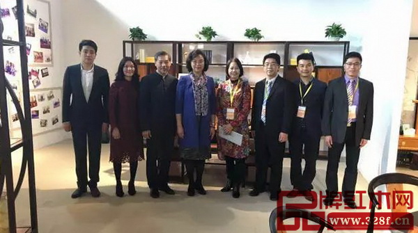 憶古軒總經理劉宇（左一）陪同中山市委常委、統戰部部長梁麗嫻（左四），紅博城董事長林孟禮（左三）等參觀世珀展廳