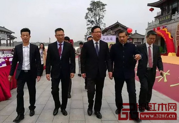 中山市市委書記、市人大常委會主任陳如桂（左三），大涌鎮黨委書記郭叢樞（左二）到展會現場考察調研 