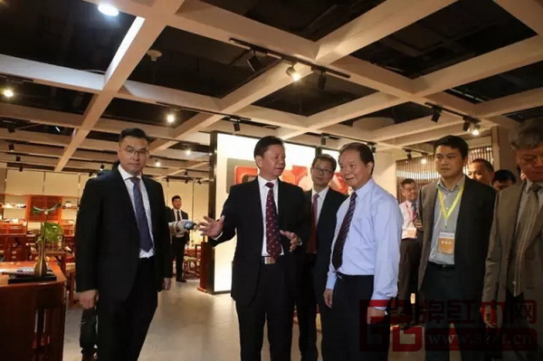 國壽紅木董事長陳國壽(左二)為原廣東省常務副省長湯炳權(右三)介紹現場展品 國壽紅木董事長陳國壽(左二)為原廣東省常務副省長湯炳權(右三)介紹現場展品
