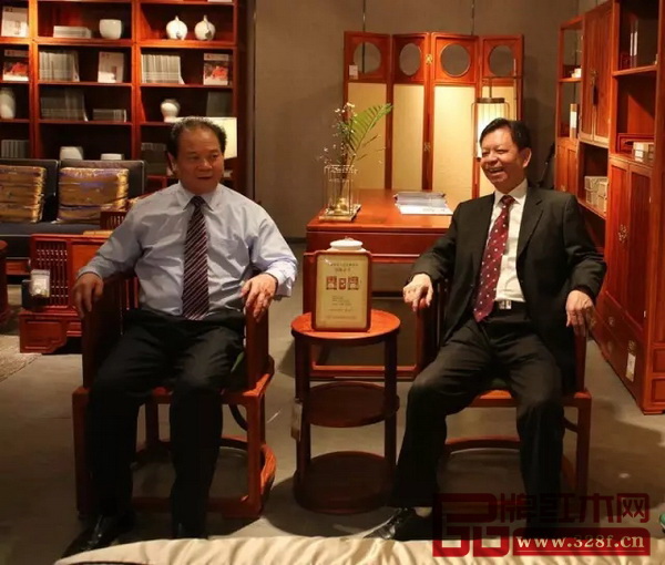 原廣東省常務副省長湯炳權(左)與國壽紅木董事長陳國壽(右)于國壽椅上合影 原廣東省常務副省長湯炳權(左)與國壽紅木董事長陳國壽(右)于國壽椅上合影