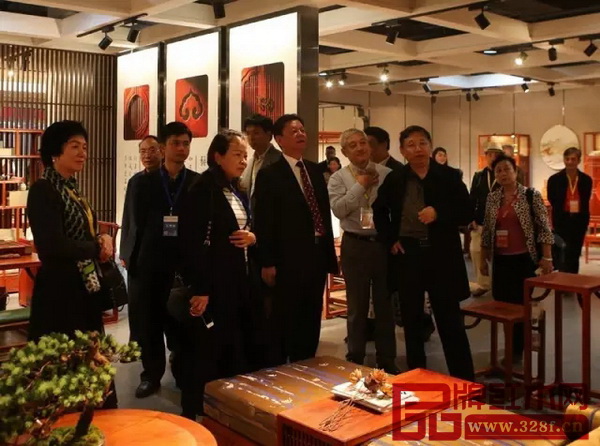 全國工商聯執委、全國工商聯民間文物藝術品商會會長、全聯藝術紅木家具專委會會長宋建文(右三)參觀現場 全國工商聯執委、全國工商聯民間文物藝術品商會會長、全聯藝術紅木家具專委會會長宋建文(右三)參觀現場