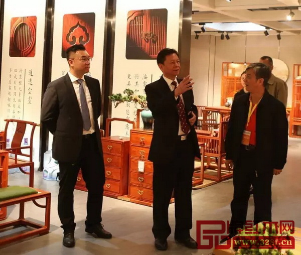 海南黃花梨文化研究會會長張志揚(右一)與國壽紅木董事長陳國壽(右二)、副董事長陳淦凡(左一)交流探討 海南黃花梨文化研究會會長張志揚(右一)與國壽紅木董事長陳國壽(右二)、副董事長陳淦凡(左一)交流探討