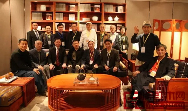 國壽紅木董事長陳國壽(前排左三)、副董事長陳淦凡(后排左一)與全聯藝術紅木家具專委會領導及專家顧問團合影 國壽紅木董事長陳國壽(前排左三)、副董事長陳淦凡(后排左一)與全聯藝術紅木家具專委會領導及專家顧問團合影