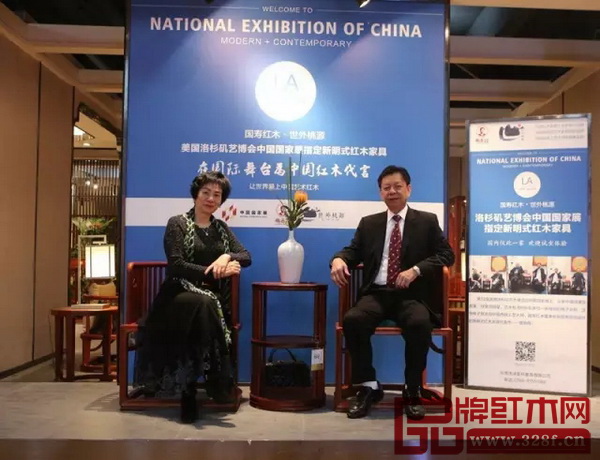 國壽紅木董事長陳國壽與董事長夫人倫群章于國壽椅上合影 國壽紅木董事長陳國壽與董事長夫人倫群章于國壽椅上合影