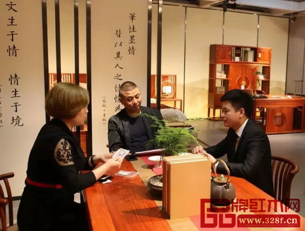 在中山紅博會上,國壽紅木區域經理與現場咨詢客戶進行交談 在中山紅博會上,國壽紅木區域經理與現場咨詢客戶進行交談