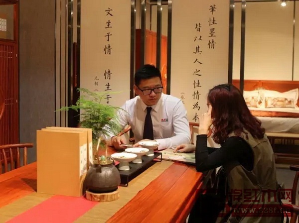 國壽紅木區域經理與現場咨詢客戶進行交談 國壽紅木區域經理與現場咨詢客戶進行交談