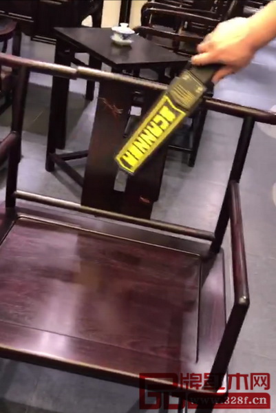 用作人員用金屬探測儀為紅寶軒的最新設計產品做檢測