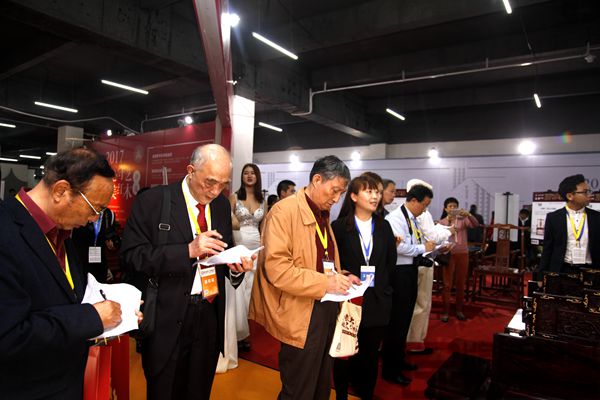 紅木家具專家學者、業內人士為富寶軒《三圍獨板羅漢床》現場評分 紅木家具專家學者、業內人士為富寶軒《三圍獨板羅漢床》現場評分